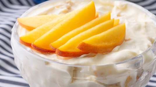 Μους με Λευκή Σοκολάτα, Μαρεγκάκια και Ροδάκινο