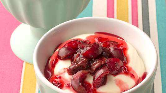 Mους Λευκής Σοκολάτας με Γλυκό Βύσσινο