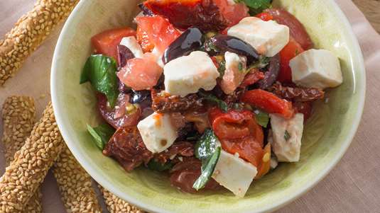 Σαλάτα με Λιαστές Ντομάτες, Φέτα και Ελιές