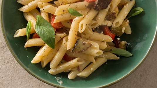 Πένες με Ντοματίνια και Τηγανητή Μελιτζάνα