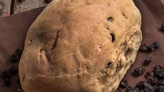 Σταφιδόψωμο με Καρύδια