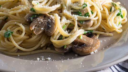 Σπαγγέτι με Μανιτάρια και Γραβιέρα