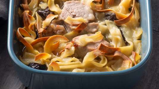 Λευκό Γιουβέτσι με Αρνάκι και Δαμάσκηνα