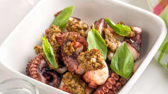 Χταποδάκι με Ούζο και Λιαστές Ντομάτες