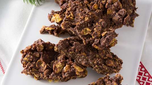 Τραγανά Σοκολατένια Μπισκότα με Κορν Φλέικς και Καρύδια