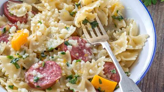 Φαρφάλες με Λουκάνικα και Κολοκύθα