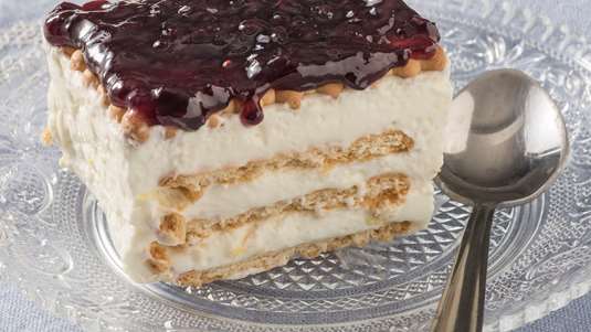 Μπισκοτογλυκό με Γιαούρτι και Μαρμελάδα