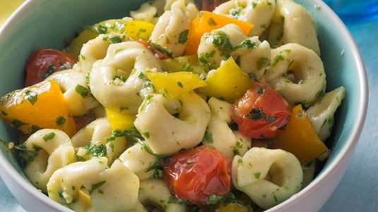 Σαλάτα Τορτελίνι με Ρόκα και Ψητές Πιπεριές