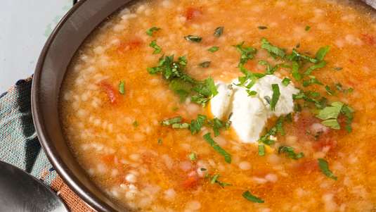 Σούπα Τραχανά με Ντομάτες, Ελαιόλαδο και Φρέσκα Μυρωδικά