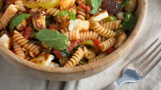 Φουσίλι με Πιπεριές, Χαλούμι και Δυόσμο