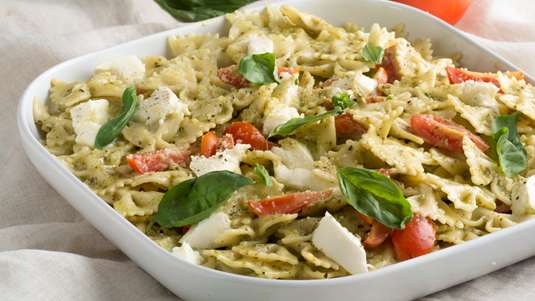 Σαλάτα Φαρφάλες με Ντοματίνια, Μοτσαρέλα και Πέστο Βασιλικού