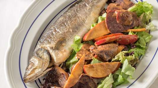 Λαβράκι στο Χαρτί με Σαλάτα Παντζαριών