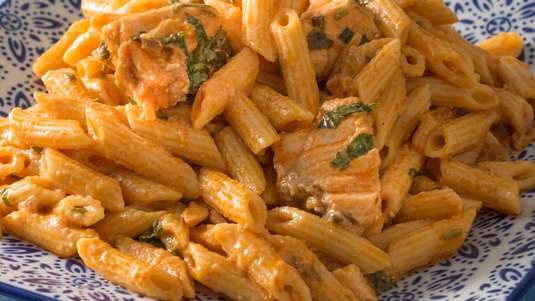 Πένες με Φρέσκο Σολομό και Βασιλικό