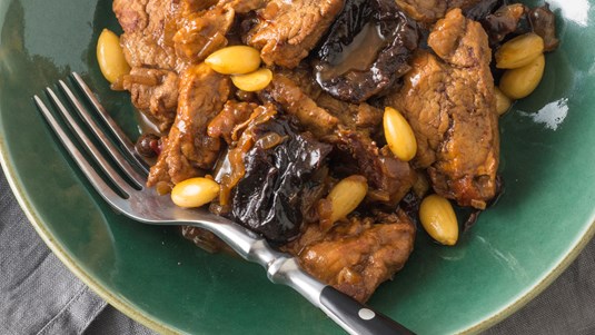 Αρνάκι με Δαμάσκηνα και Αμύγδαλα