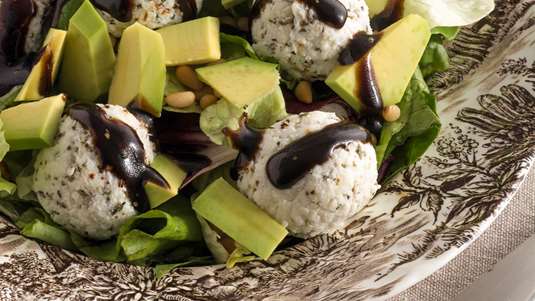 Σαλάτα με Μπαλίτσες Τυριού και Καραμελωμένους Ξηρούς Καρπούς