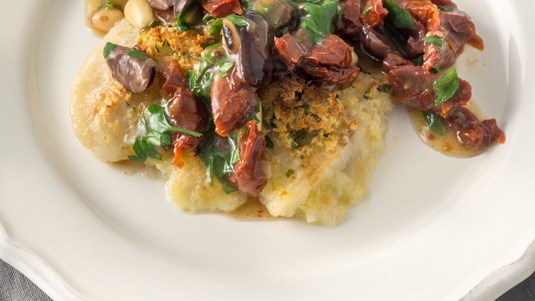 Φιλέτα Μπακαλιάρου με Σάλτσα Ελιάς και Λιαστής Ντομάτας