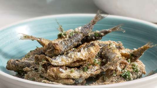 Γαύρος στο Φούρνο με Φρέσκα Μυρωδικά