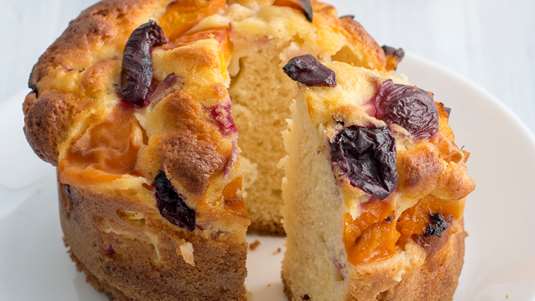 Κέικ με Κεράσια, Βερίκοκα και Ελαιόλαδο