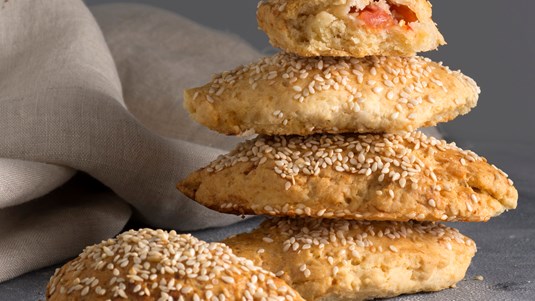 Γεμιστά Ρολά με Σαλάμι και Πιπεριές