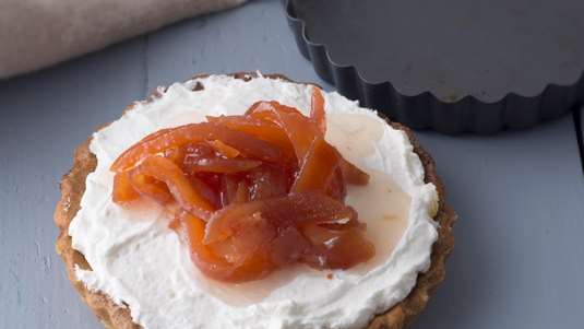 Τάρτα με Κρέμα Γιαουρτιού και Γλυκό Κυδώνι