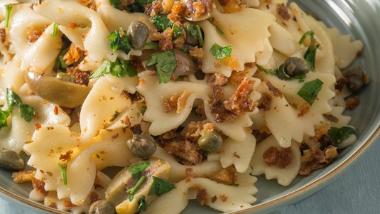 Φαρφάλες με Αντζούγιες, Ελιές και Κάππαρη