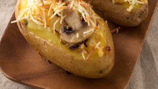 Πατάτες Hot Dog, Γεμιστές με Λουκάνικα και Μουστάρδα