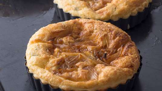 Ταρτάκια με Καραμελωμένα Κρεμμύδια και Χαλούμι