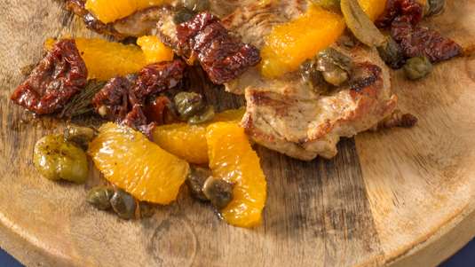 Μοσχαρίσια Φιλετάκια με Λιαστές Ντομάτες, Ελιές και Πορτοκάλι