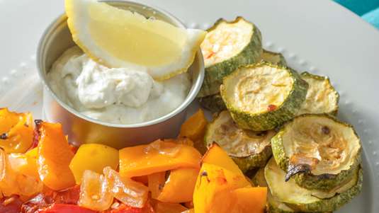 Ψητά Λαχανικά με Σάλτσα από Γιαούρτι και Ταχίνι