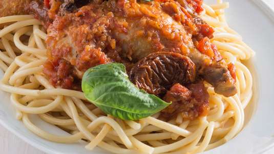 Κοτόπουλο με Σάλτσα Λιαστής Ντομάτας και Χοντρό Μακαρόνι