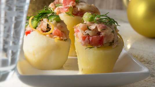 Πατατούλες Γεμιστές με Σαλάτα Πέστροφας