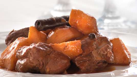 Χοιρινό στη Γάστρα με Κυδώνια και Ξερά Φρούτα