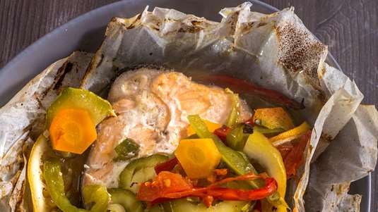 Σολομός στο Χαρτί με Λαχανικά