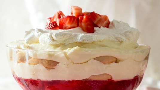 Ανοιξιάτικο Γλυκό με Ζελέ, Κρέμα και Φράουλες