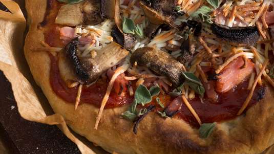 Πίτσα με Λαδένια Ζύμη, Ζαμπόν και Μανιτάρια