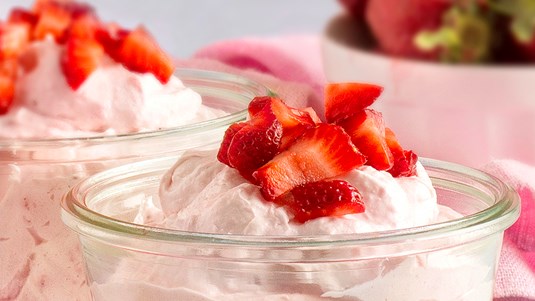 Μους Γιαουρτιού με Φράουλες