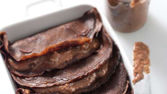 Σοκολατένιες Κρέπες με Καρύδια, Σταφίδες και Ρούμι