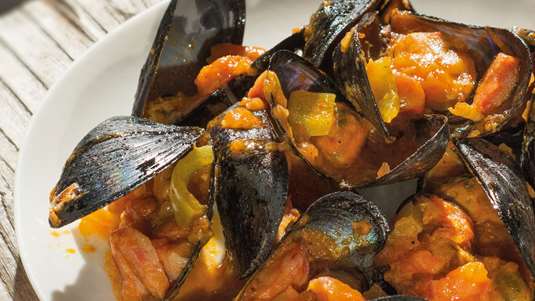 Αχνιστά Μύδια με Ντομάτα και Σέλερι