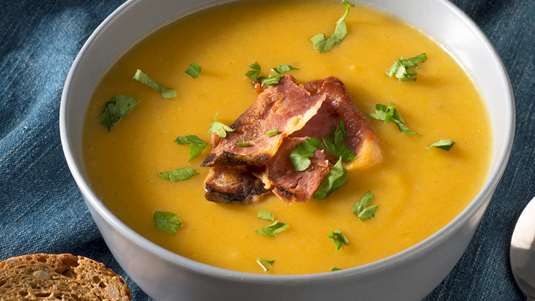 Σούπα με Κίτρινη Κολοκύθα, Ψητό Προσούτο και Φασκόμηλο