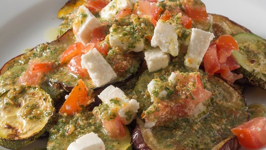 Ψητές Μελιτζάνες και Κολοκυθάκια με Ντρέσινγκ Δυόσμου