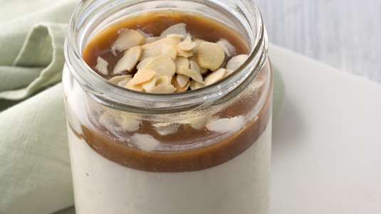 Μους Λευκής Σοκολάτας με Cookies και Σάλτσα Καραμέλας