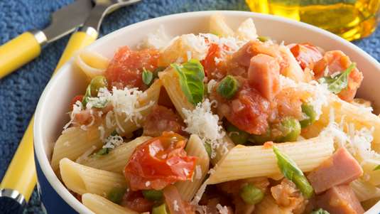 Πένες με Αρακά και Ζαμπόν