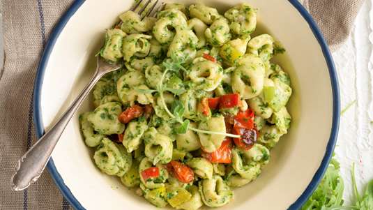 Σαλάτα Τορτελίνι με Πιπεριές και Ρόκα