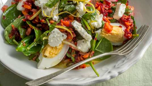 Σαλάτα με Σπανάκι, Αυγά και Πολύχρωμη Βινεγκρέτ