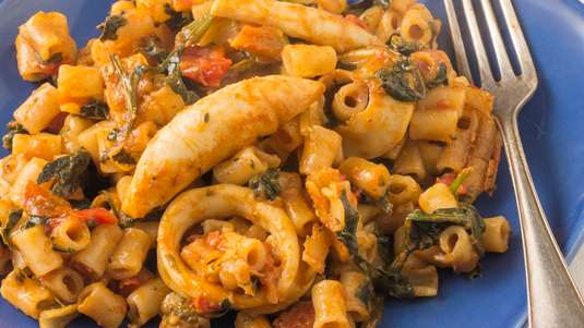 Κοφτό Μακαρονάκι με Σουπιές και Σπανάκι