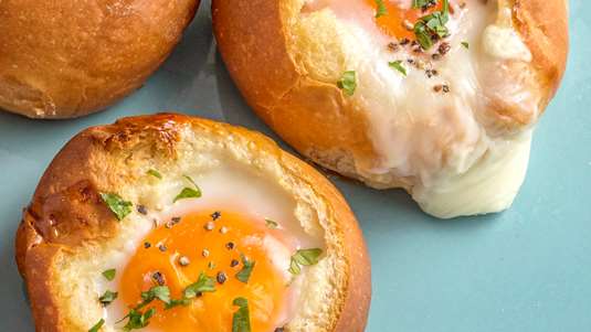 Γεμιστά Ψωμάκια με Αυγό, Γραβιέρα και Ζαμπόν