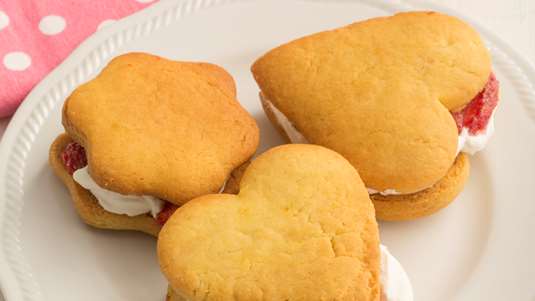 Αφράτα Μπισκότα με Κρέμα και Φράουλες