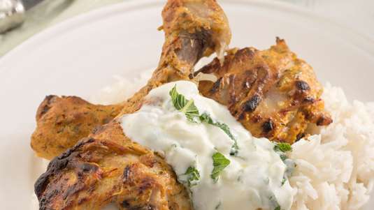 Ινδικό Κοτόπουλο Μαριναρισμένο στο Γιαούρτι με Ραΐτα