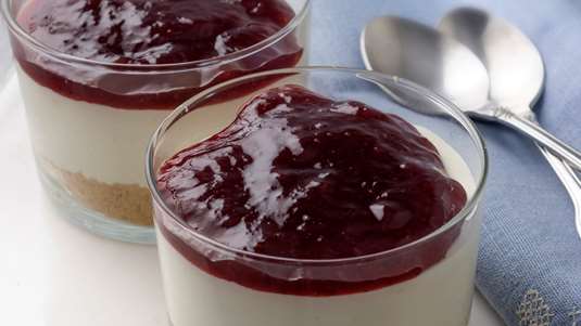 Δροσερό Ελαφρύ Cheesecake με Mαρμελάδα Kεράσι