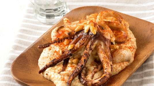 Ψητά Καλαμαράκια με Πουρέ Ρεβιθιών